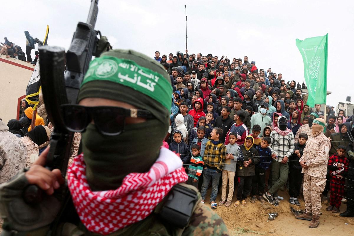 حماس ستفرج عن ستة رهائن إضافيين في غزة بعد عودة جثة والدة بيباس